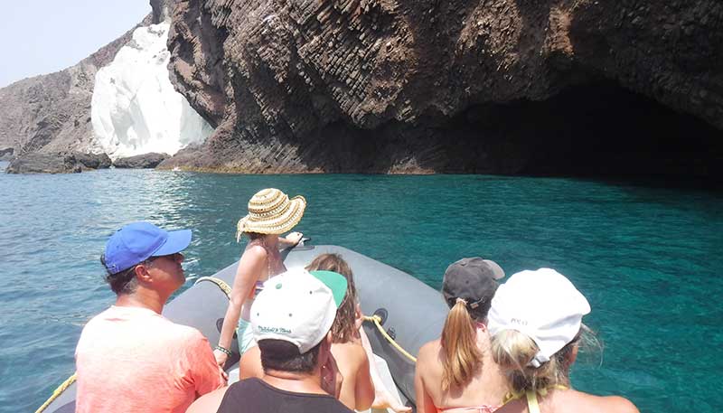 rutas y paseos en barco de paisaje en Cabo de Gata