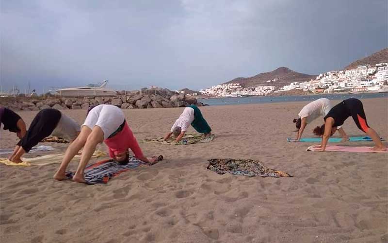 Volcanic Tours. Yoga en la playa de San Jose. Cabo de Gata